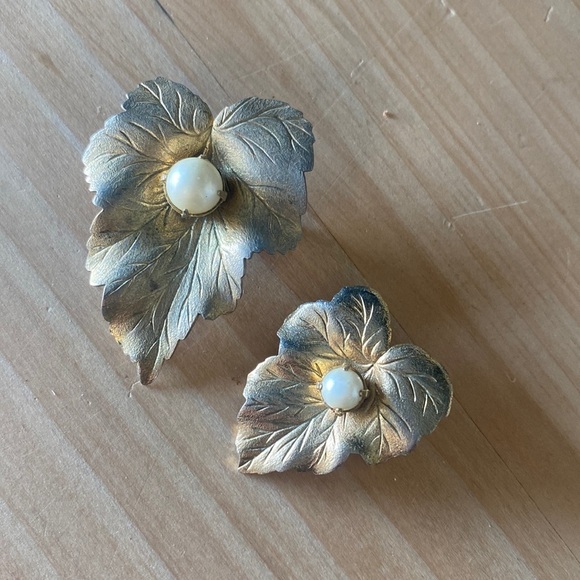 Set of two Vintage Sarah Coventry gold leaf pins with pearls Brooche - Picture 1 of 6